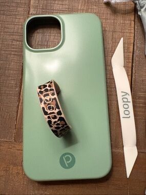 iPhone 13 Loopy Case Sage Green with Leopard Ring -right handed